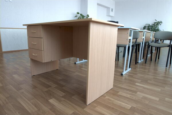 Стол однотумбовый с тремя ящиками