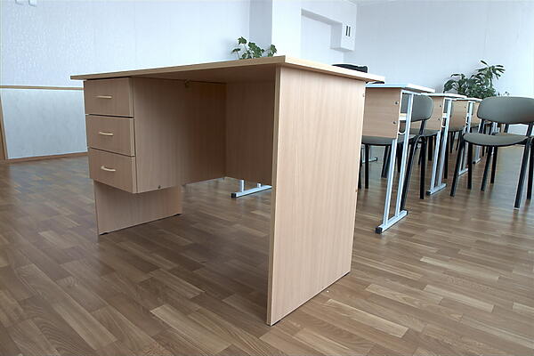 Стол однотумбовый с тремя ящиками