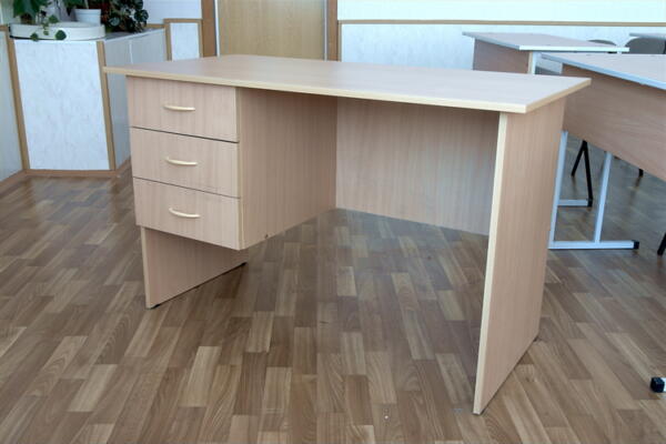 Стол однотумбовый с тремя ящиками