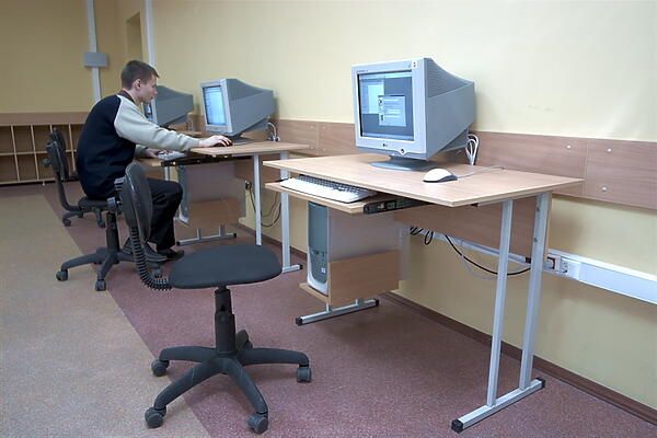 Стол компьютерный 2005 год