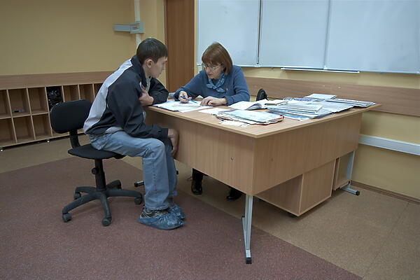 Стол компьютерный угловой на металлокаркасе для преподавателя