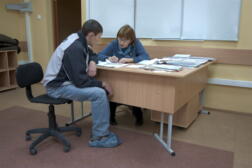 Стол компьютерный угловой на металлокаркасе в кабинет информатики