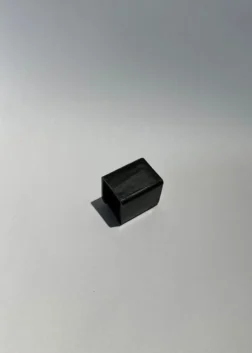 Заглушка пластиковая наружная 20х20 мм копыто