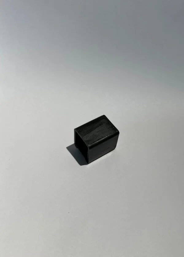 Заглушка пластиковая наружная 20х20 мм копыто