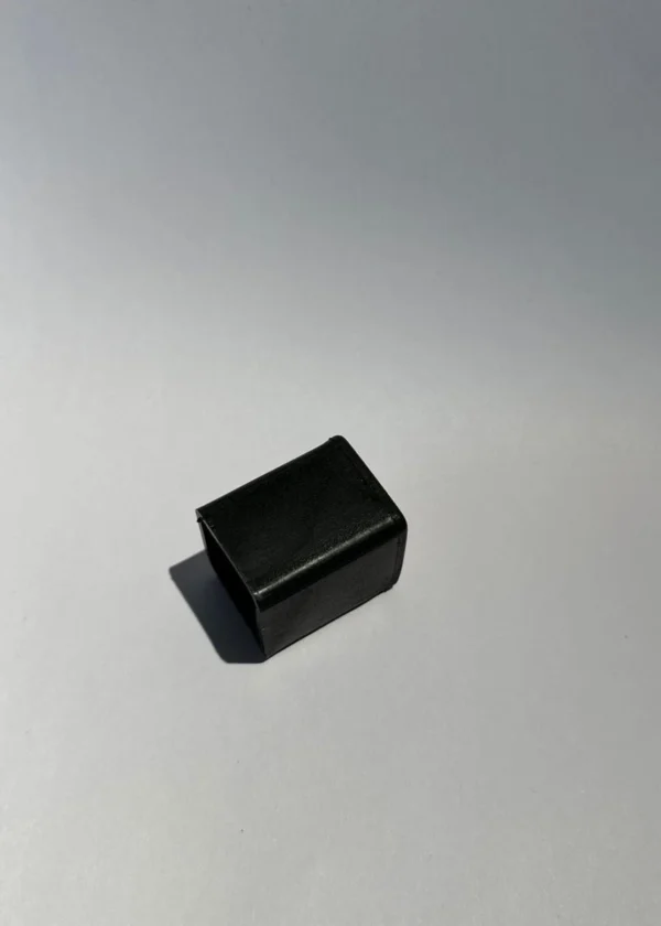 Заглушка пластиковая наружная 25х25 копыто2