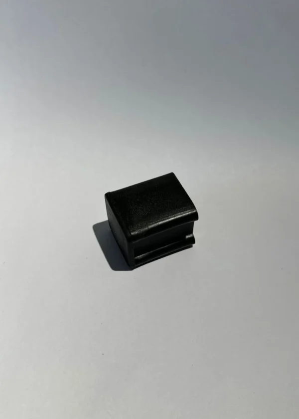 Заглушка пластиковая наружная 25х25 копыто3