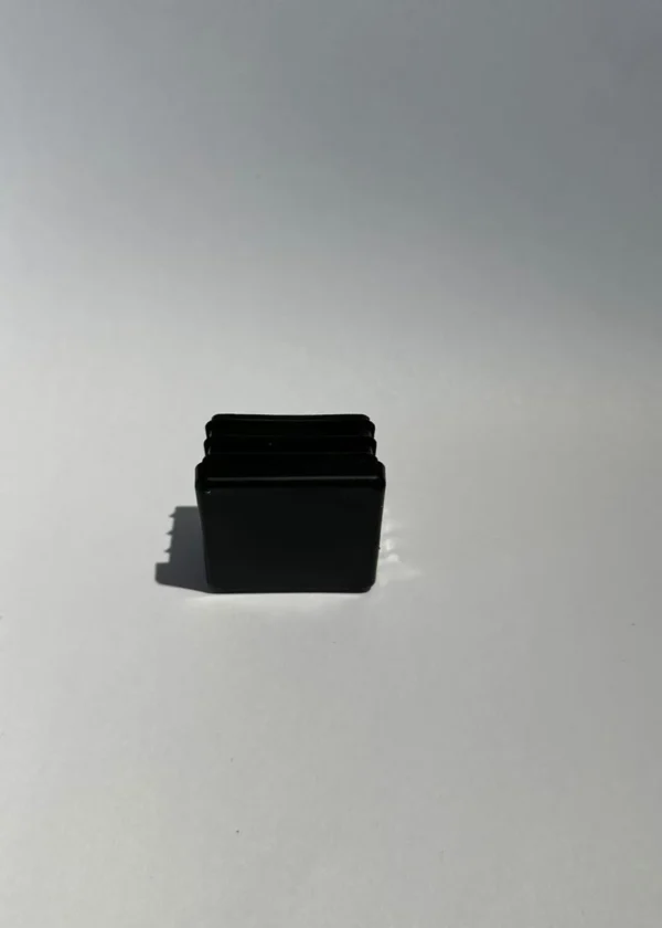 Заглушка пластиковая внутренняя 40х40 черная